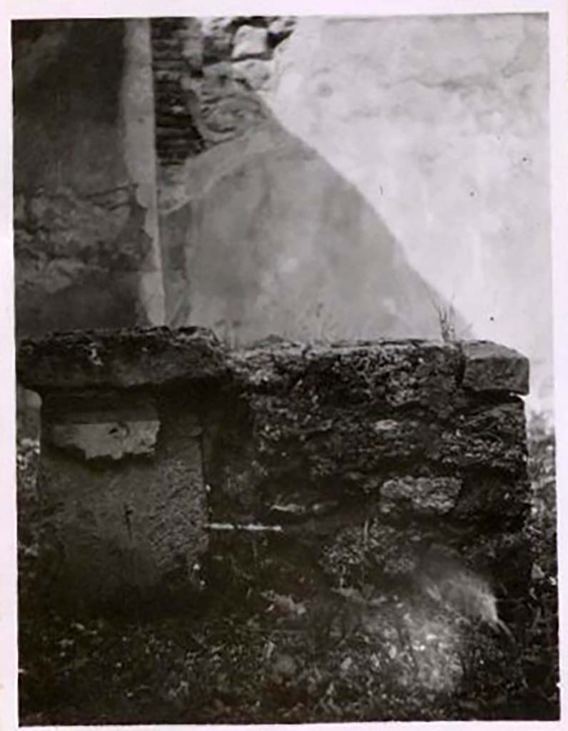 IX.2.21 Pompeii. Pre-1943. Room 11, south-west corner of garden area. Photo by Tatiana Warscher.
See Warscher, T. Codex Topographicus Pompeianus, IX.2. (1943), Swedish Institute, Rome. (no.118.), p. 198.