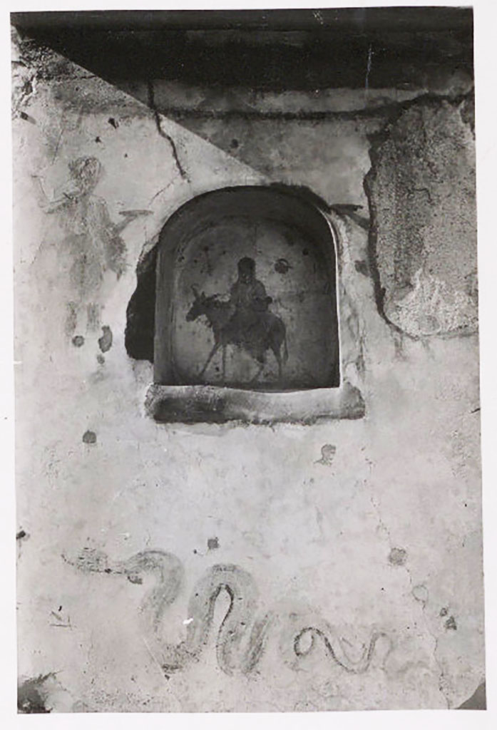 IX.2.24 Pompeii. W.1511. c.1935-1943. West wall of stable, with lararium in niche.
The right-hand Lar seems to have been removed.
Photo by Tatiana Warscher. Photo © Deutsches Archäologisches Institut, Abteilung Rom, Arkiv.
See Warscher, T. Codex Topographicus Pompeianus, IX.2. (1943), Swedish Institute, Rome. (no.125.), p. 216.