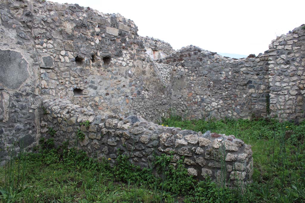 IX.5.4 Pompeii. March 2019. Looking across south wall of room g, towards south-east corner of room h.
Foto Christian Beck, ERC Grant 681269 DÉCOR.