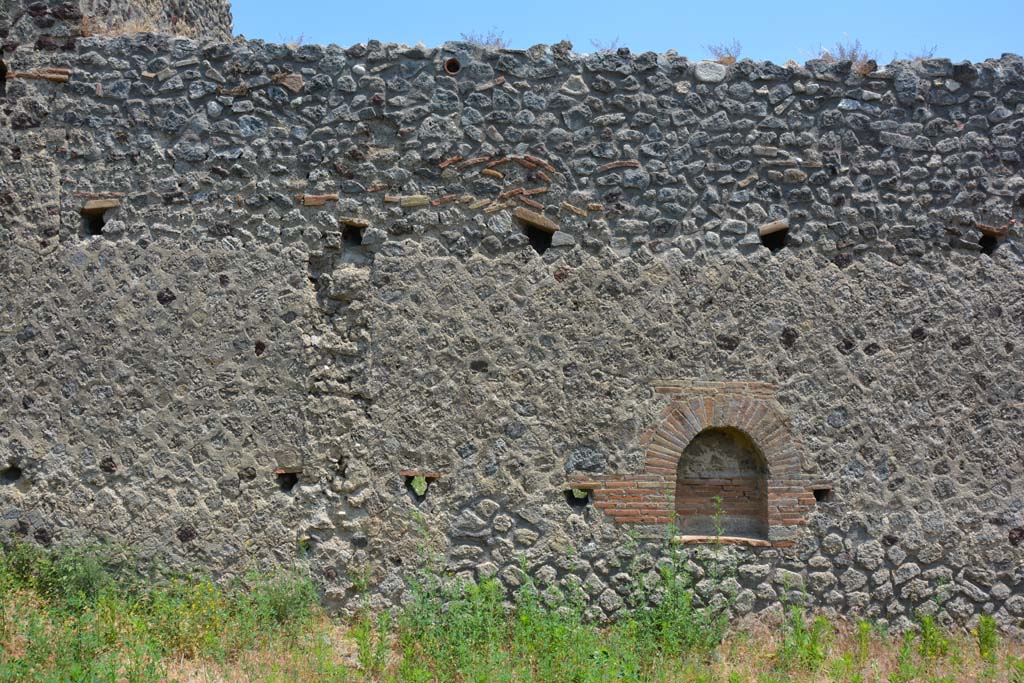 IX.5.6 Pompeii. May 2017. Room u, looking towards east wall of garden area with niche.
Foto Christian Beck, ERC Grant 681269 DÉCOR.