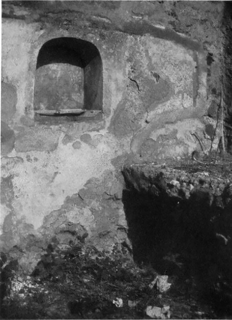 IX.5.9 Pompeii. 1930s photo by Tatiana Warscher. Room “n”, arched niche in north wall of kitchen.
According to Boyce –
In the north wall near the hearth, is an arched niche (h.0.55, w.0.50, d.0.30, h. above floor 1.10), on the wall on each side of which is painted a burning altar, with a yellow serpent gliding towards it between plants and flowers.
See Boyce G. K., 1937. Corpus of the Lararia of Pompeii. Rome: MAAR 14. (p. 86, no. 423, Plate 2,4).
See Giacobello, F., 2008. Larari Pompeiani: Iconografia e culto dei Lari in ambito domestico. Milano: LED Edizioni, (p.207, no.101)