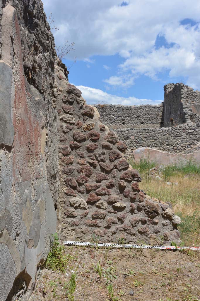 IX.5.18 Pompeii. May 2017. Room g, east wall in north-east corner.
Foto Christian Beck, ERC Grant 681269 DÉCOR.