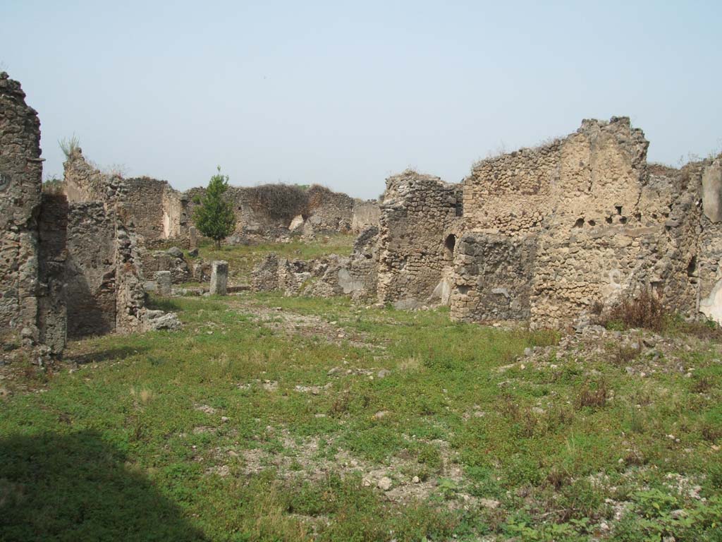 IX.6.g Pompeii. May 2005. North-west corner of peristyle, looking towards remains of IX.6.4.
The room in the north-west corner of the peristyle would have been approximately on the right of the above photo.