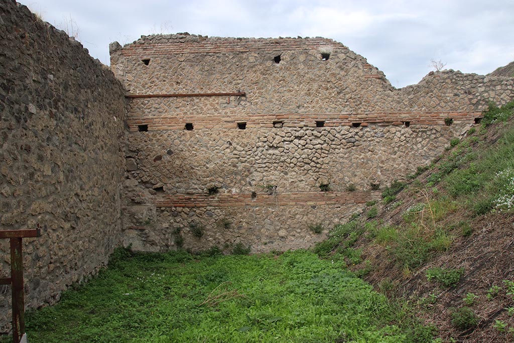 IX.7.12, 14 or 16 (?) Pompeii. October 2024.
Garden area “e”, north wall with lararium in north-west corner. Photo courtesy of Klaus Heese.