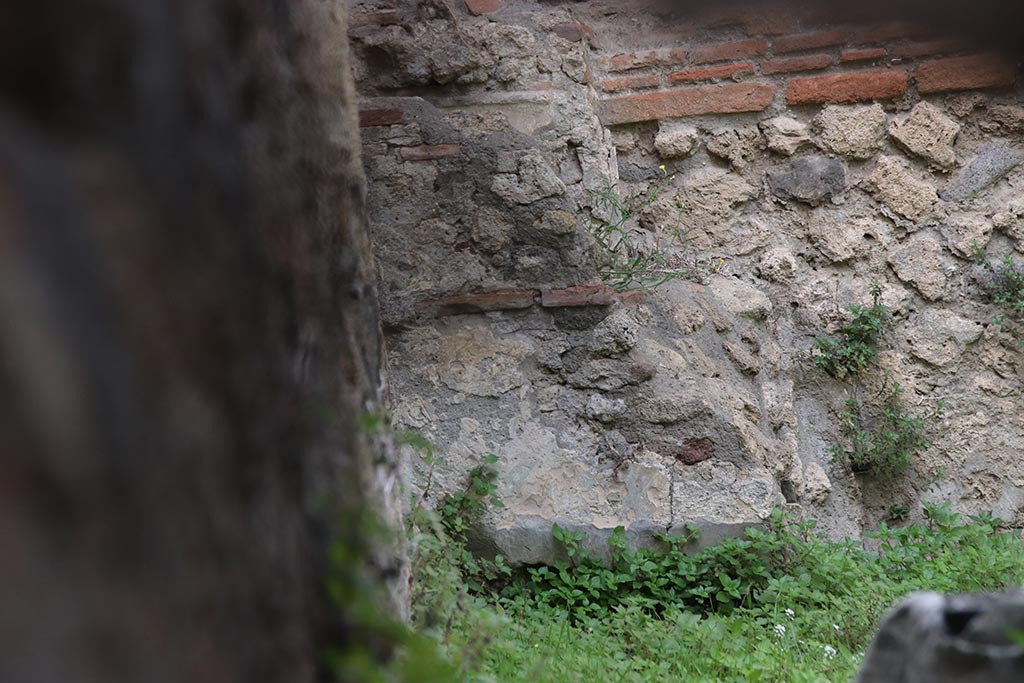 IX.7.12, 14 or 16 (?) Pompeii. October 2024.
Garden “e”, looking towards south side of lararium in north-west corner. Photo courtesy of Klaus Heese.