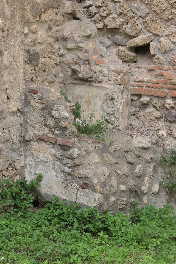 IX.7.12, 14 or 16 (?) Pompeii. October 2024.
Garden area “e”, looking north-west towards lararium. Photo courtesy of Klaus Heese.