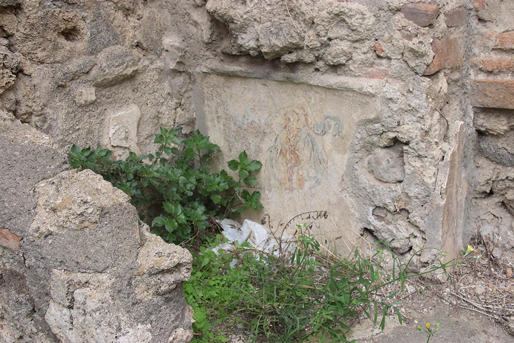 IX.7.12, 14 or 16 (?) Pompeii. October 2024.
Garden area “e”, remains of painting on north side wall of lararium. Photo courtesy of Klaus Heese.