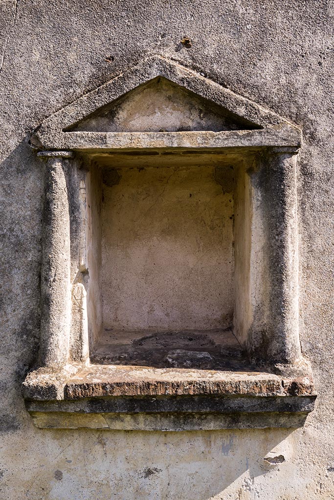 IX.7.20 Pompeii. April 2022.
Rectangular niche in atrium with stucco aedicula facade. Photo courtesy of Johannes Eber.