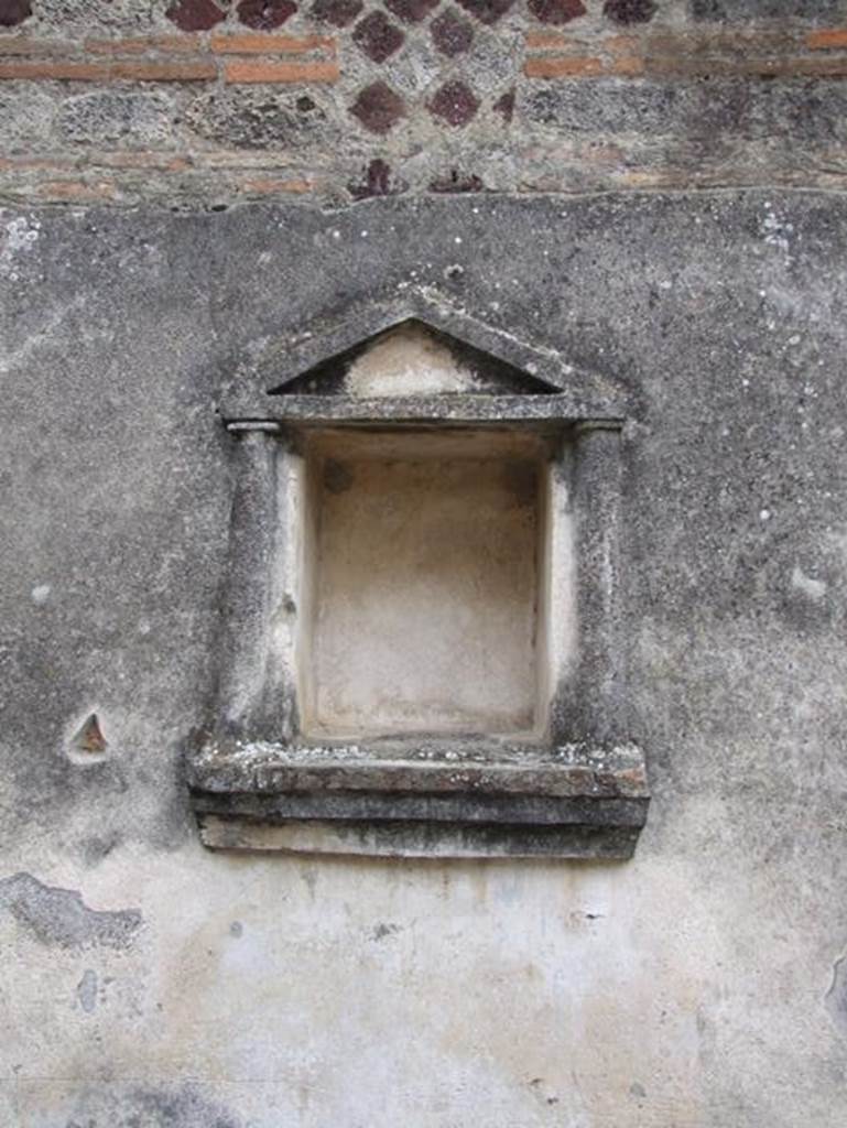 IX.7.20 Pompeii. December 2007. Rectangular niche in atrium with stucco aedicula facade.
Found within the niche were a bronze lamp and three bronze statuettes.
See Boyce G. K., 1937. Corpus of the Lararia of Pompeii. Rome: MAAR 14. (p88, No 439, Pl.5,1)