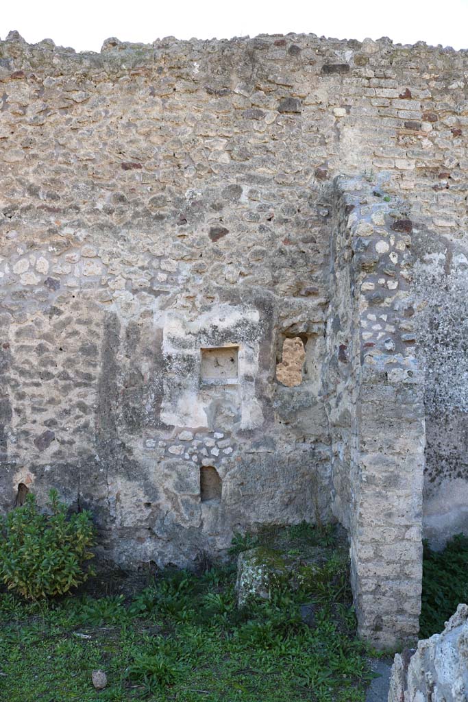 IX.7.22/21 Pompeii. December 2018.
West wall of atrium, with hearth below niche. Photo courtesy of Aude Durand.