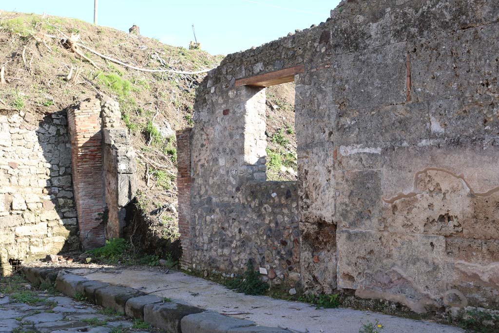 IX.7.26 Pompeii. December 2018.
Looking south from end of small roadway towards entrance and room (d). Photo courtesy of Aude Durand.