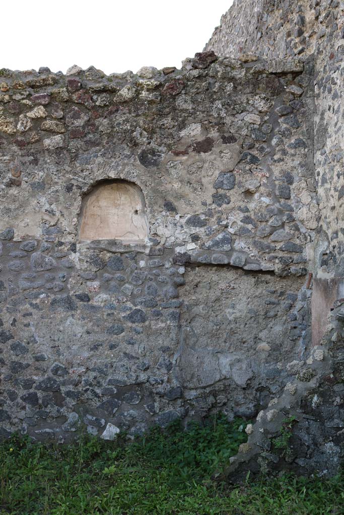 IX.8.1 Pompeii. December 2018.
Niche at west end of south wall in shop, and area of latrine, on right. Photo courtesy of Aude Durand.