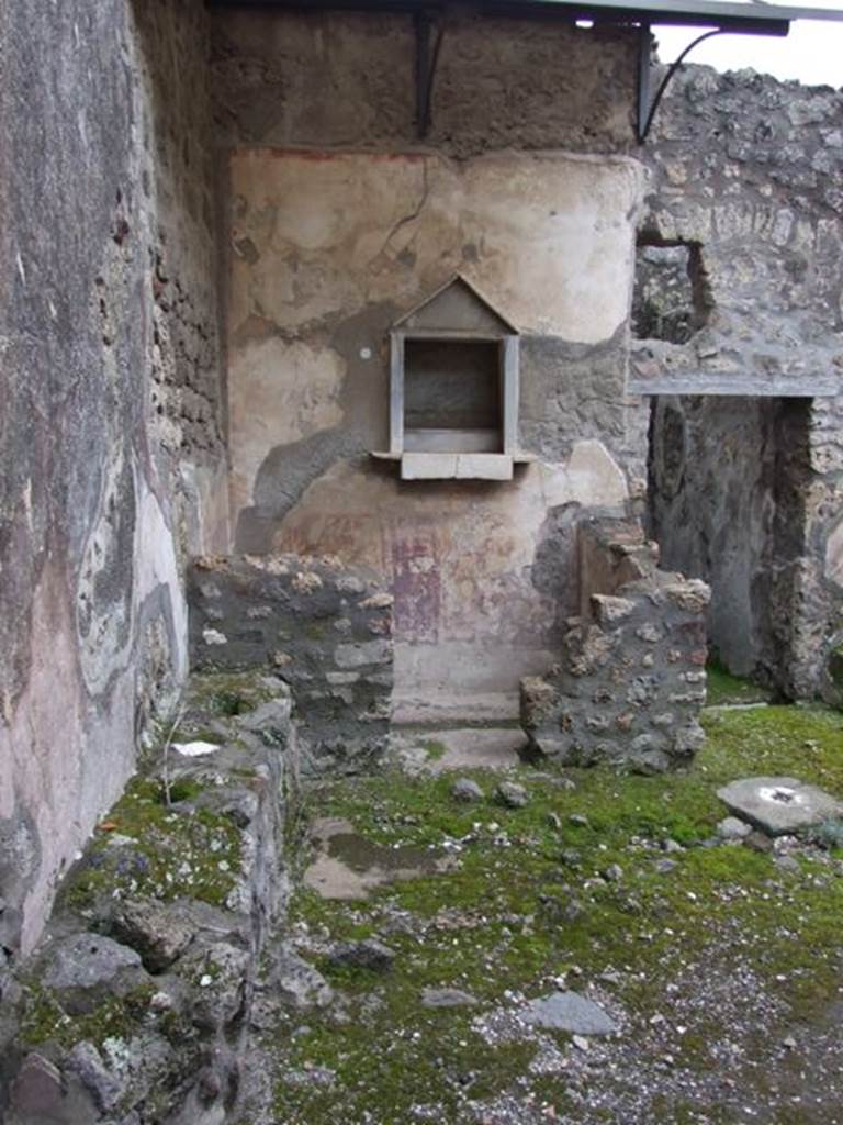 IX.8.6 Pompeii. March 2009.
Room 23, lararium in south-east corner of room 22, atrium of servants’ quarters, with bench against east wall.
