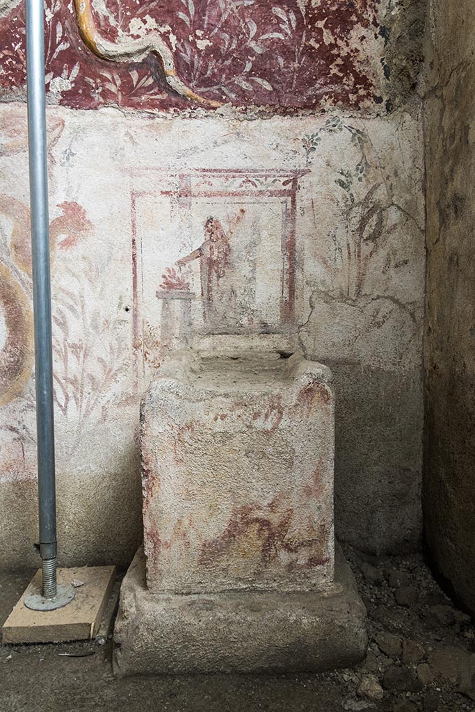 IX.10.1, Pompeii. July 2024.
Room 12, altar and painted lararium at west end of south wall. Photo courtesy of Johannes Eber.