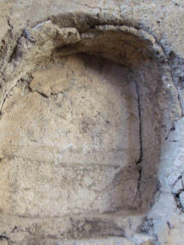 IX.12.6 Pompeii. March 2009. Room “f”, niche.