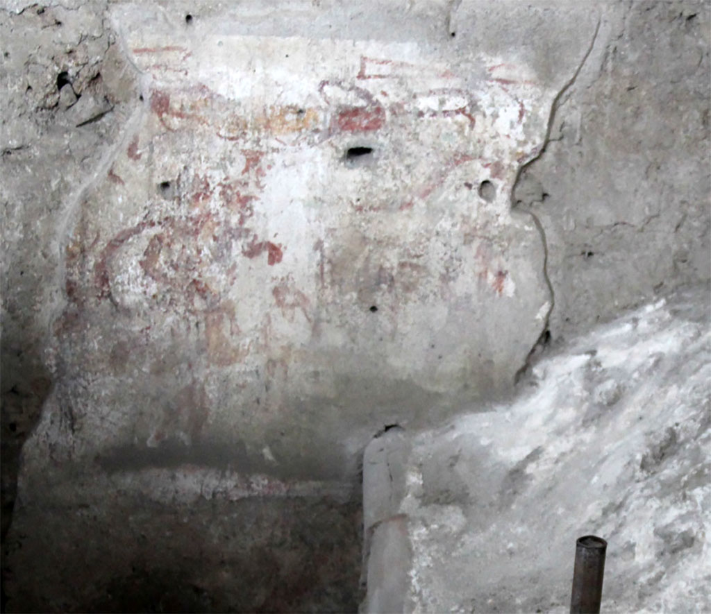 IX.12.9 Pompeii. May 2023.
Room 13, south wall of kitchen on west side.
A male figure with a short tunic and cornucopia, interpretable as a lar.
Ambiente 13, parete sud della cucina sul lato ovest.
Una figura maschile con tunica corta e cornucopia, interpretabile come lare.
Photograph © Parco Archeologico di Pompei.
See/Vedi E-Journal, Scavi di Pompei, Vol. 1, p. 4, Fig. 2 PAP E-Journal_01 (PDF)
