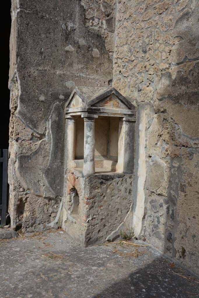 IX.14.4 Pompeii. September 2019. North-west corner of atrium with lararium shrine 32.
Foto Annette Haug, ERC Grant 681269 DÉCOR.