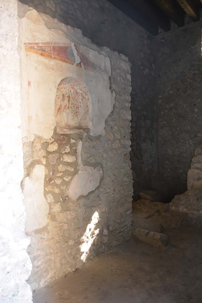 IX.14.4 Pompeii. July 2017.
Kitchen 18, painted niche lararium on south wall, with latrine in south-west corner, on right.
Foto Annette Haug, ERC Grant 681269 DÉCOR.