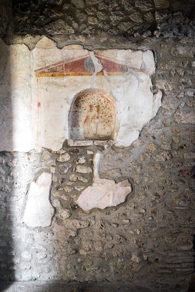 IX.14.4 Pompeii. July 2024.
Painted niche lararium on south wall of kitchen. Photo courtesy of Johannes Eber.