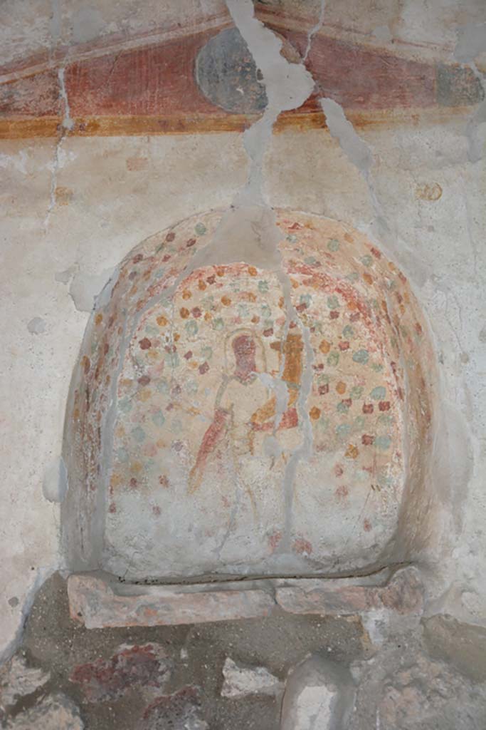 IX.14.4 Pompeii. September 2019.
Kitchen 18, detail of painted niche of lararium set into south wall.
Foto Annette Haug, ERC Grant 681269 DÉCOR.