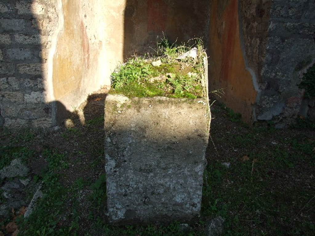 HGE12 Pompeii. December 2006. Masonry altar, coated with stucco. According to Boyce, this was ornamented with figures in painted stucco relief on all sides. On the front, a popa held a knife in his right hand, and grasped a hog wearing a red girdle with his left hand. On the left side, a skyphos stood on a reddish base. On the right side, a club leaning against a base could be seen. On the rear, was a cock. See Boyce G. K., 1937. Corpus of the Lararia of Pompeii. Rome: MAAR 14. (p.97, no.479)