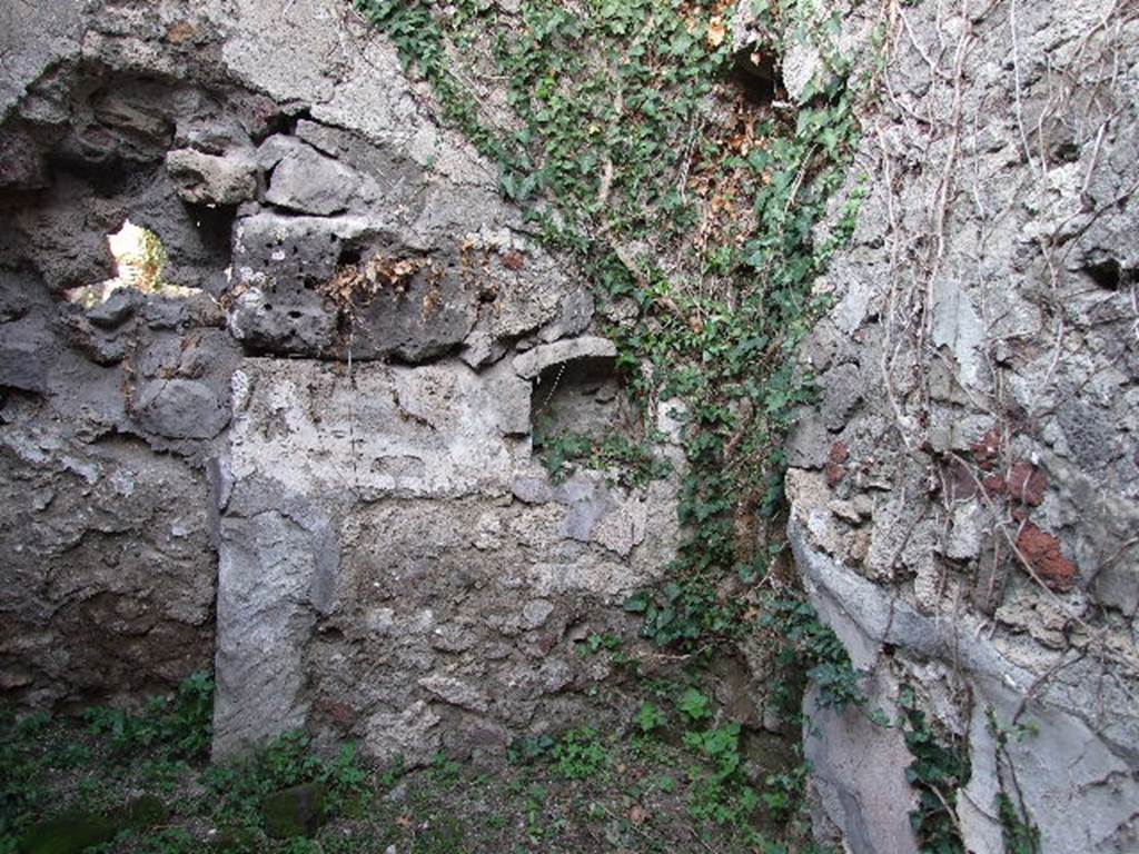 HGE12 Pompeii. December 2006. North-east corner of room, with niche. Was this the kitchen? According to Boyce, in the kitchen was “un piccolo Larario…..colla pittura del genio del loco”. He thought this was probably a niche with a single serpent painted on the wall beside it. See Boyce G. K., 1937. Corpus of the Lararia of Pompeii. Rome: MAAR 14. (p.97, no.480)