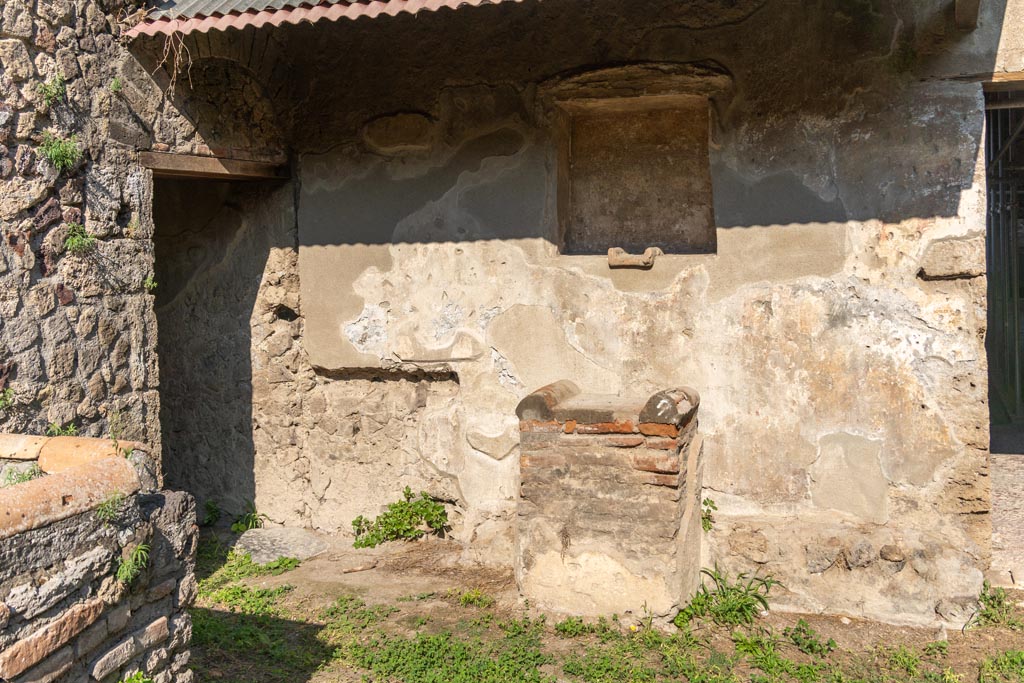 Villa of Mysteries, Pompeii. October 2023.
Room 61, kitchen courtyard. North side with lararium niche and altar. Photo courtesy of Johannes Eber.