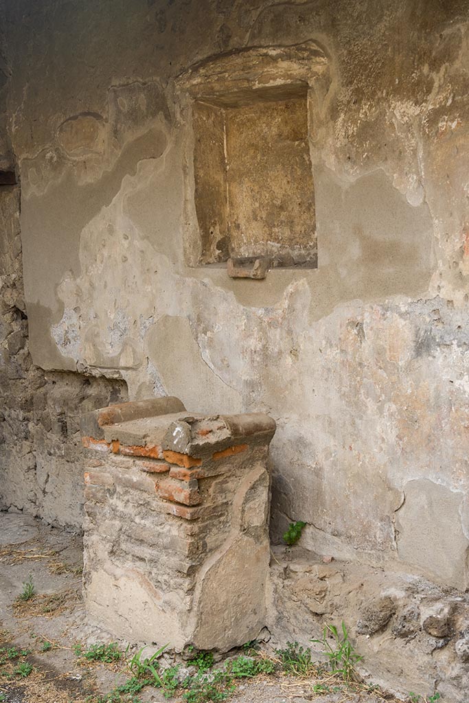 Villa of Mysteries, Pompeii. July 2024.
Room 61, niche and altar against north wall. Photo courtesy of Johannes Eber.