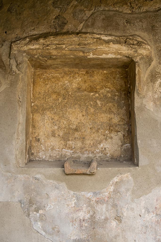 Villa of Mysteries, Pompeii. July 2024.
Room 61, niche in north wall with small terracotta altar. Photo courtesy of Johannes Eber.
