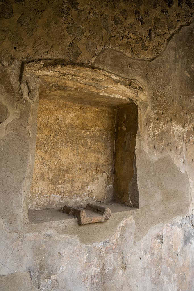 Villa of Mysteries, Pompeii. July 2024.
Room 61 niche in north wall, looking towards east side. Photo courtesy of Johannes Eber.