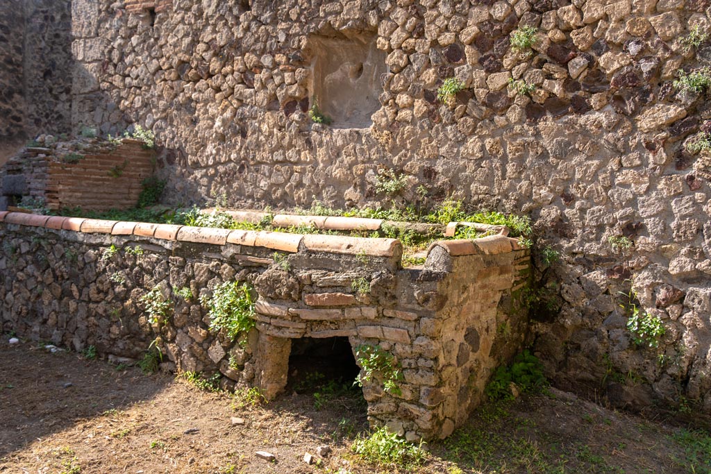 Villa of Mysteries, Pompeii. October 2023.
Room 61, west wall with hearth and oven, and remains of niche. Photo courtesy of Johannes Eber.