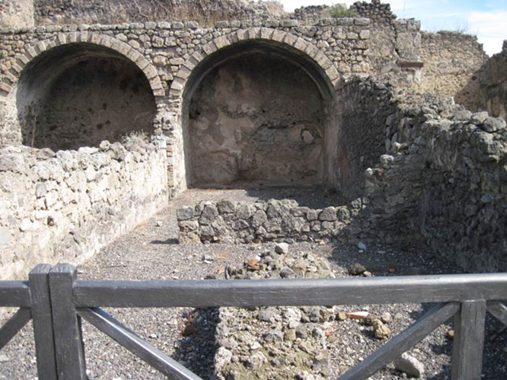 I.3.5 Pompeii. September 2010. Looking east from entrance. Photo courtesy of Drew Baker.
According to Fiorelli, in the middle of the entrance room was a podium or bench.
See Pappalardo, U., 2001. La Descrizione di Pompei per Giuseppe Fiorelli (1875). Napoli: Massa Editore. (p.38)