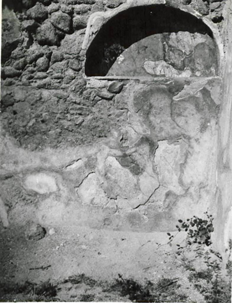 I.3.5 Pompeii. 1935 photograph taken by Tatiana Warscher. She wrote -
“In the rear wall of the vaulted room, one found a vaulted lararium”.
See Warscher, T, 1935: Codex Topographicus Pompejanus, Regio I, 3: (no.13), Rome, DAIR, whose copyright it remains.
