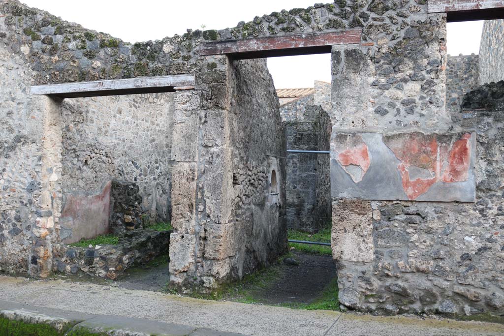 I.10.2 (on left) and I.10.3 Pompeii, (in centre). December 2018.
Looking south on Vicolo del Menandro towards entrance doorways. Photo courtesy of Aude Durand.