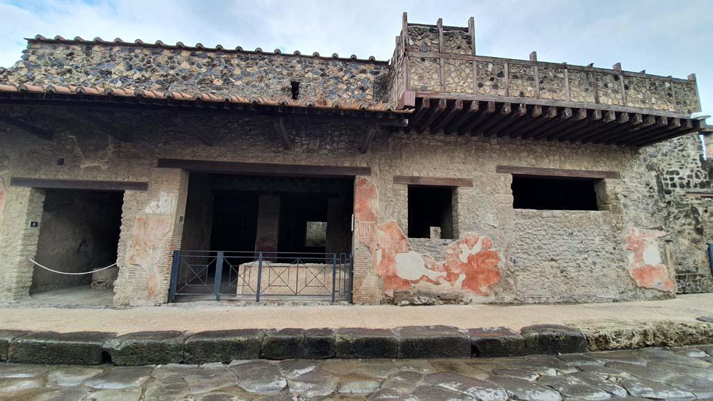 I.12.3 Pompeii. July 2021. Looking towards south side of Via dell’Abbondanza, with doorway to I.12.4 on left, and I.12.3, in centre.
Foto Annette Haug, ERC Grant 681269 DÉCOR