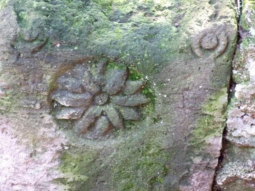 I.12.8 Pompeii. March 2009.
Room 9, detail of stone altar with scrolled top ends and carved with a 12-petalled flower, in low wall of peristyle garden.