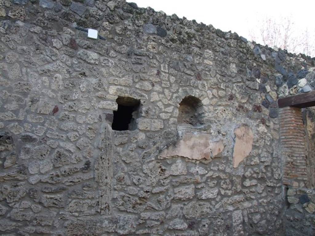 I.12.9 Pompeii. December 2007. Niche in north-west corner of atrium, or tablinum area. According to PPP, it was the tablinum that had the niches on its west wall. See Bragantini, de Vos, Badoni, 1981. Pitture e Pavimenti di Pompei, Parte 1. Rome: ICCD. (p.176, 112090503)