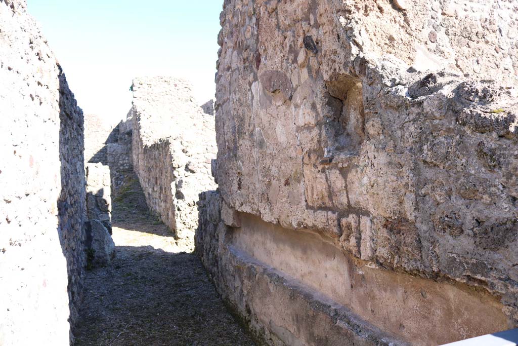 V.I.13 Pompeii. December 2018. South wall of corridor, with long recess and arched niche above. Photo courtesy of Aude Durand.