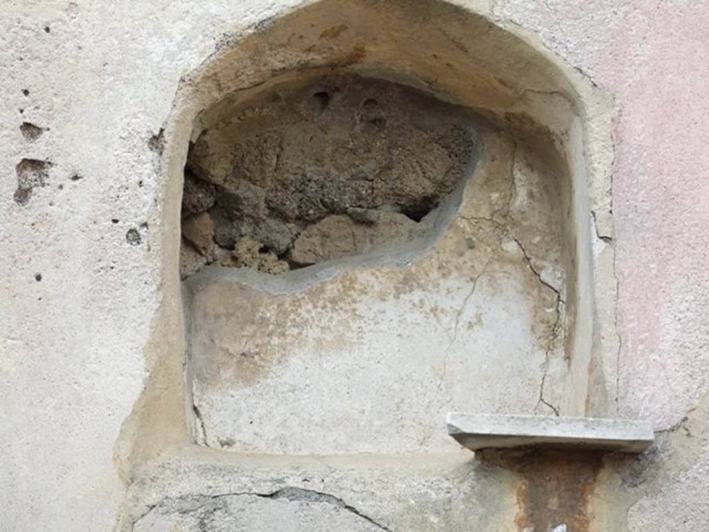 VI.2.24 Pompeii. December 2007. Arched niche in west wall of garden area, with remains of marble shelf. According to Giacobello, this is at quite a considerable height from the floor. The internal walls of the niche were painted in white. The niche was visible from the vestibule at the entrance.
See Giacobello, F., 2008. Larari Pompeiani: Iconografia e culto dei Lari in ambito domestico. Milano: LED Edizioni. (p.269)
