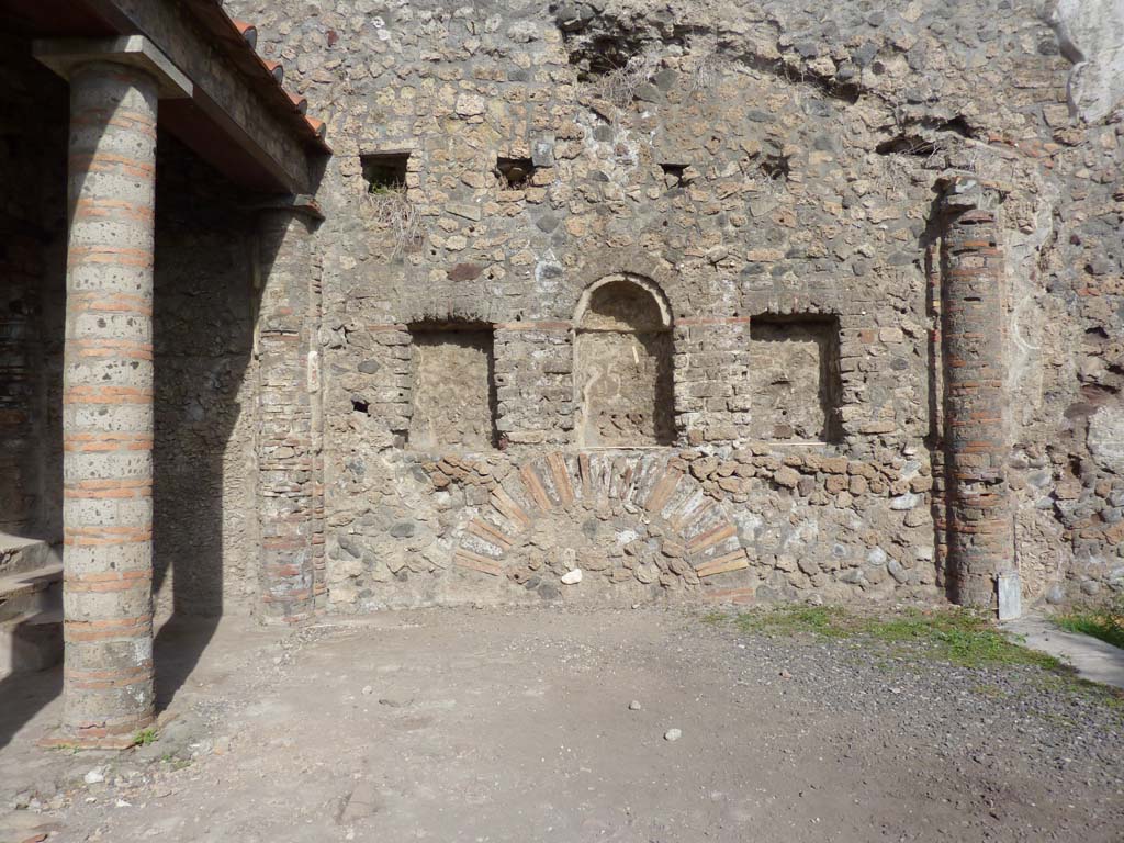 VI.7.23 Pompeii. October 2014. Looking north to niches on wall behind the site of the summer triclinium.
Foto Annette Haug, ERC Grant 681269 DÉCOR.