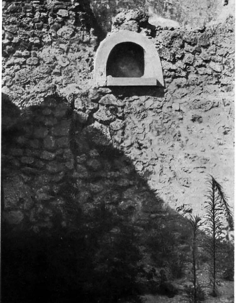 VI.8.15 Pompeii. c.1930s photo by Tatiana Warscher. Lararium niche in west wall.
According to Boyce, this arched niche was in the south wall of the rear room, with heavy projecting floor.
Its walls were coated with yellow stucco.
See Boyce G. K., 1937. Corpus of the Lararia of Pompeii. Rome: MAAR 14. (p. 49, no. 170, and Pl. 2, 1)