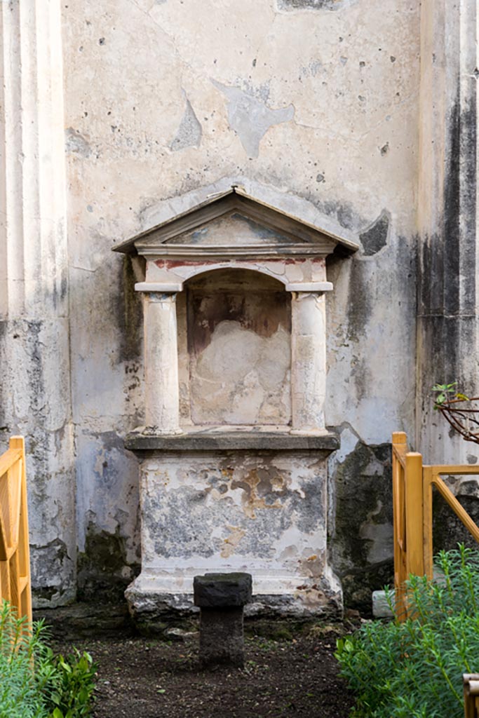 VI.9.6 Pompeii. January 2023.
Room 17, aedicula lararium against east wall of garden area with altar. Photo courtesy of Johannes Eber.