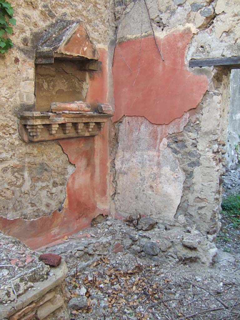 VI.15.23 Pompeii. September 2005. Kitchen in south-west corner of peristyle.
Lararium in north-west corner of kitchen, near doorway to south portico.
See Notizie degli Scavi di Antichità, 1897, 39, with photograph, p.105.