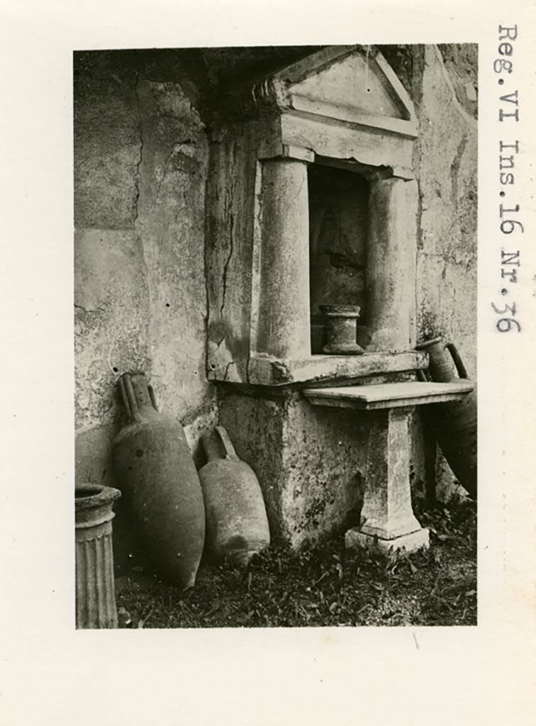 VI.16.36 Pompeii. Pre-1937-39. Lararium (b) on south wall of peristyle.
Photo courtesy of American Academy in Rome, Photographic Archive. Warsher collection no. 963.