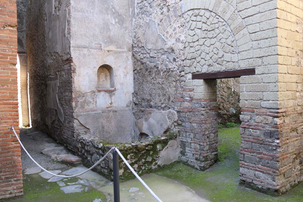 VII.1.46, Pompeii. December 2020.
Looking north-west across kitchen 12, with corridor 15, on the left, and room 13, on right. Photo courtesy of Aude Durand.