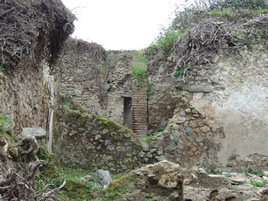 VII.3.21 Pompeii. March 2009. Looking west towards garden area of VII.3.21.
This is at the rear of the triclinium of VII.3.13, in the foreground.
Apart from the garden area, there was also a small room or cupboard, kitchen and latrine.
According to Boyce –
in the east wall of the kitchen between the hearth and the latrine, was a small rectangular niche (h.0.28, w.0.25, d.0.17, h. above floor 1.20).
Inside the niche, its walls were coated with red stucco.
See Boyce G. K., 1937. Corpus of the Lararia of Pompeii. Rome: MAAR 14. (p. 64, no. 268)
