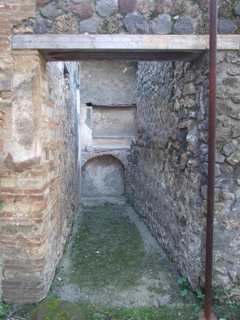 VII.4.31/51 Pompeii. March 2009. Entrance to room 39, lararium.
According to Boyce, in this room was a lararium, probably a niche, described merely as “un’edicola per la imagine di qualque …. divinità”
See Boyce G. K., 1937. Corpus of the Lararia of Pompeii. Rome: MAAR 14. (p.66)
See Giacobello, F., 2008. Larari Pompeiani: Iconografia e culto dei Lari in ambito domestico. Milano: LED Edizioni, (p.281 no.V67)