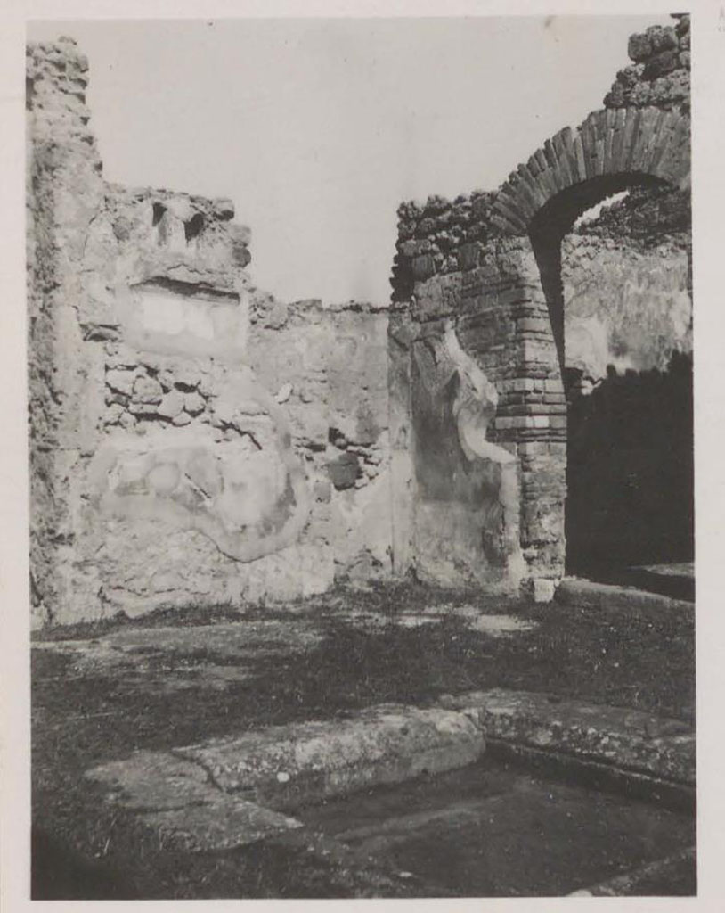 VII.4.56 Pompeii. Pre 1942. Room 1, atrium. Looking towards north-east corner.
On the left at the top of the north wall, two lararium niches can be seen.
See Warscher, T. 1942. Catalogo illustrato degli affreschi del Museo Nazionale di Napoli. Sala LXXIX. Vol.1. Rome, Swedish Institute.