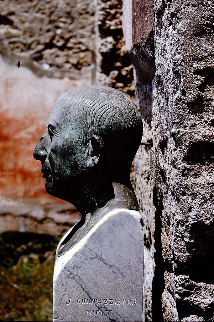 V.1.26 Pompeii. 1964. Room 1, atrium. Reproduction by J. Chiurazzi & Fils of bronze and marble herm bust with wording –
Genio L nostri Felix L.
(To the genius of our Lucius, Felix the freedman (erects).
Photo by Stanley A. Jashemski.
Source: The Wilhelmina and Stanley A. Jashemski archive in the University of Maryland Library, Special Collections (See collection page) and made available under the Creative Commons Attribution-Non-Commercial License v.4. See Licence and use details.
J64f1536