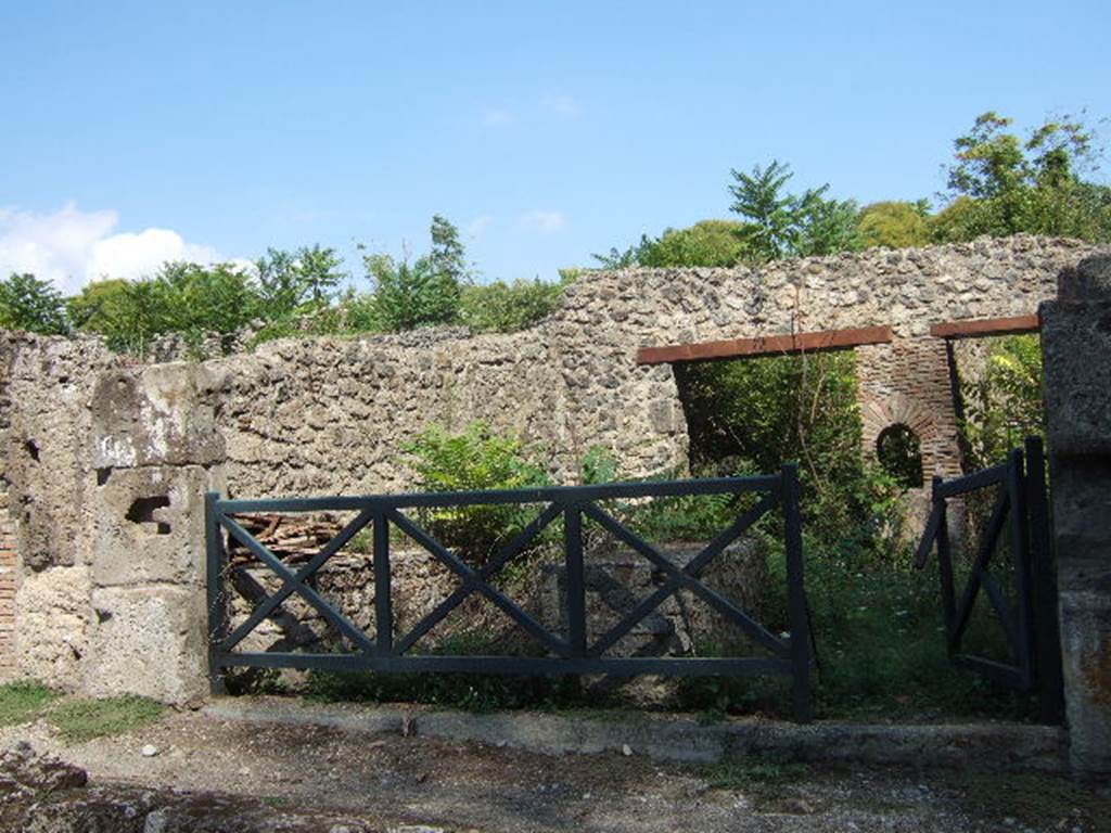 I.1.2 Pompeii. September 2005. Looking north-east from Via Stabia, towards entrance.
On the left can be seen the remains of the podium or sales counter, that used to contain 3 clay urns.